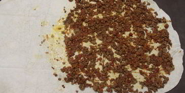 мясной штрудель под соусом бешамель