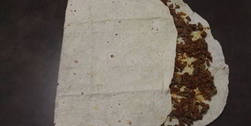 мясной штрудель под соусом бешамель