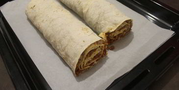 мясной штрудель под соусом бешамель