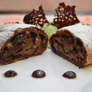 Рецепт Шоколадного штруделя с грушей и миндалем