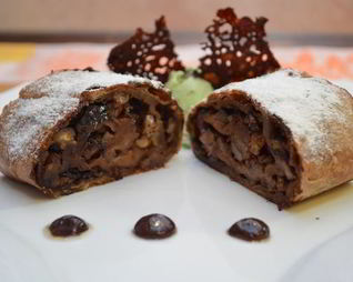 Шоколадный штрудель с грушей и миндалем