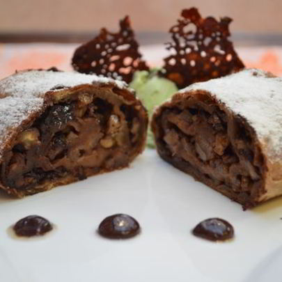 Шоколадный штрудель с грушей и миндалем