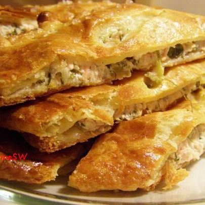 Штрудель из творожного теста с лососем