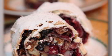 штрудель из вытяжного теста с вишнями