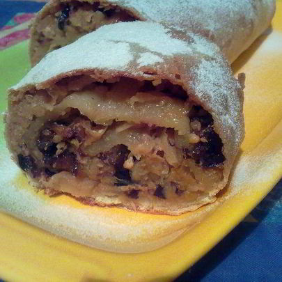 Штрудель с капустой, творогом и черносливом