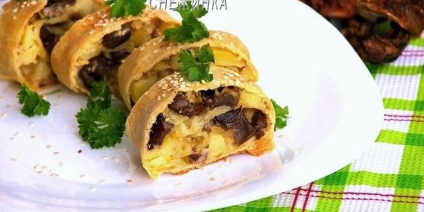 Рецепт штруделя с картофелем и грибами в сливочно-сырном соусе