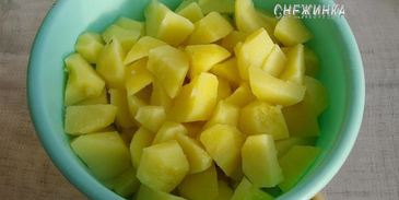 штрудель с картофелем и грибами в сливочно-сырном соусе