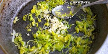 штрудель с картофелем и грибами в сливочно-сырном соусе