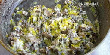 штрудель с картофелем и грибами в сливочно-сырном соусе