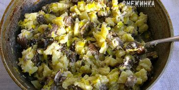 штрудель с картофелем и грибами в сливочно-сырном соусе