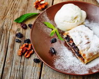 Штрудель с печеньем, орехами и изюмом