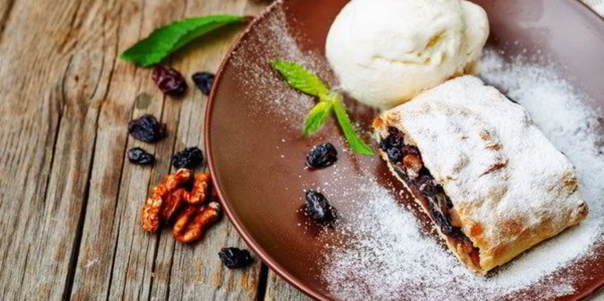 Рецепт штруделя с печеньем, орехами и изюмом