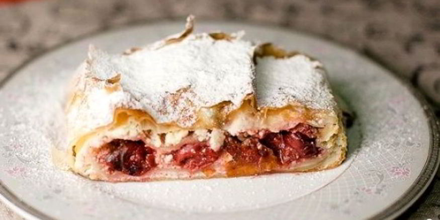 Рецепт штруделя с творогома и вишнея