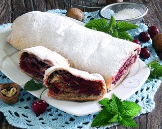 Штрудель с вишней из слоеного теста