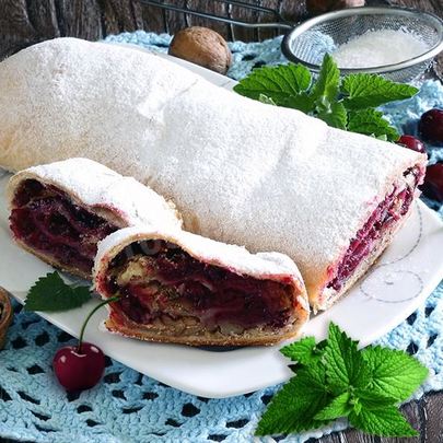 Штрудель с вишней из слоеного теста