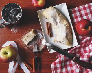 Штрудель яблочный с цедрой лимона