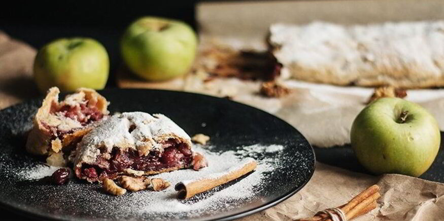 Рецепт вишневого штруделя из готового теста