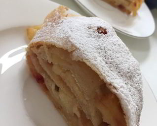 Яблочно-сливовый штрудель с ванильным соусом