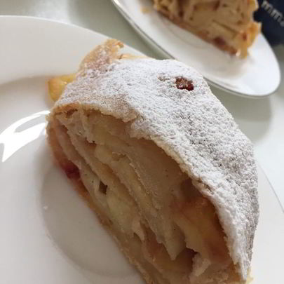 Яблочно-сливовый штрудель с ванильным соусом