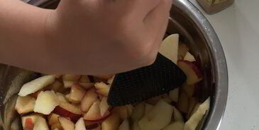 яблочно-сливовый штрудель с ванильным соусом