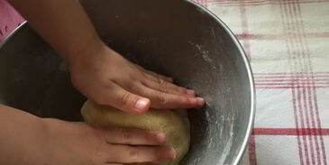 яблочно-сливовый штрудель с ванильным соусом