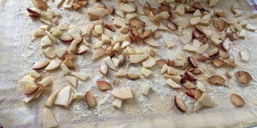 яблочно-сливовый штрудель с ванильным соусом