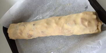 яблочно-сливовый штрудель с ванильным соусом