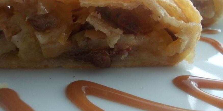 Рецепт яблочного штруделя с изюмом и карамельной крошкой