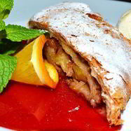 Рецепт Яблочного штруделя с мороженым и клубничным топингом