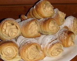 Слоеные трубочки с вареным сгущенным молоком