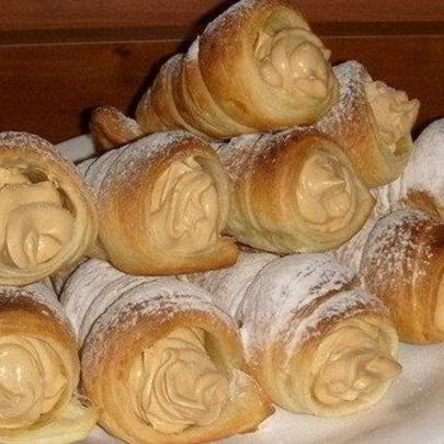 Слоеные трубочки с вареным сгущенным молоком