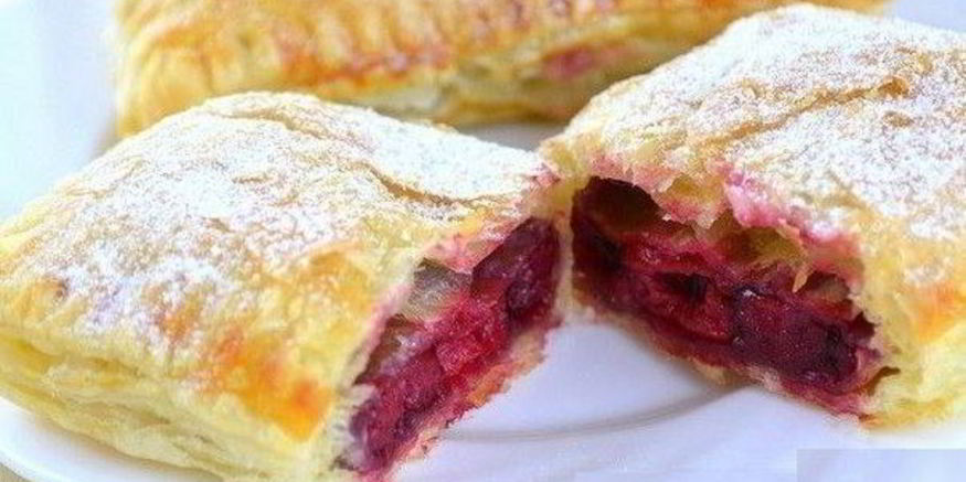 Рецепт слоек из готового слоеного теста с начинкой из замороженной вишни