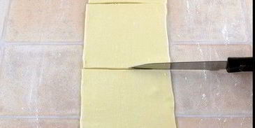 слойки из готового слоеного теста с начинкой из замороженной вишни