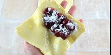 слойки из готового слоеного теста с начинкой из замороженной вишни