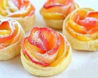 Слойки Розочка с яблоком