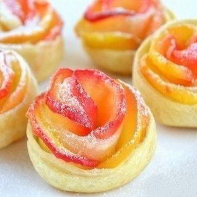 Слойки Розочка с яблоком