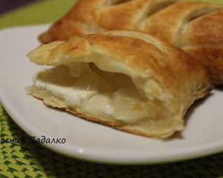 Слойки с дыней и сыром