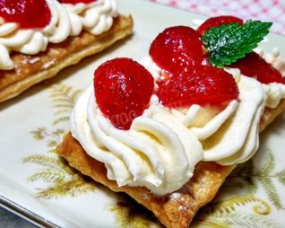 Слойки с клубникой и кремом