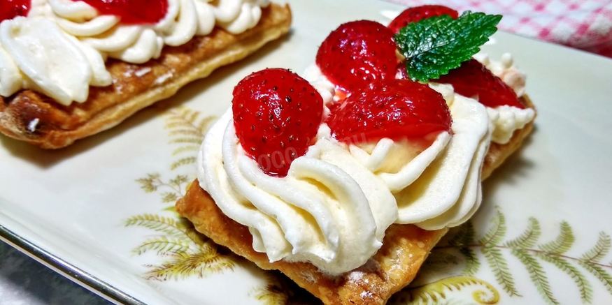 Рецепт слоек с клубникой и кремом