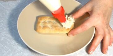 слойки с клубникой и кремом