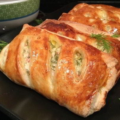 Слойки с крабовыми палочками и творогом