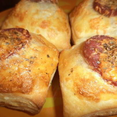 Слойки с сыровяленой колбаской и сыром