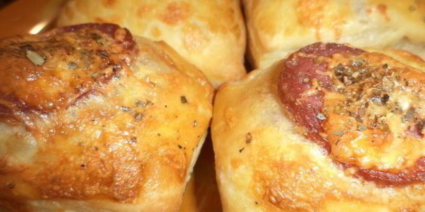 Рецепт слоек с сыровяленой колбаской и сыром