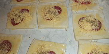 слойки с сыровяленой колбаской и сыром