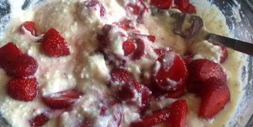 слойки с творогом и клубникой