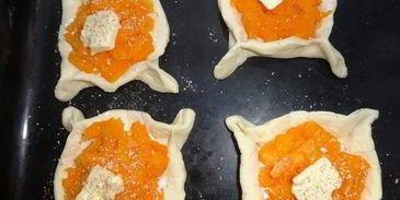 слойки с тыквой и тыквенными семечками