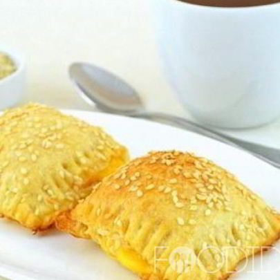 Слойки с ветчиной и сыром