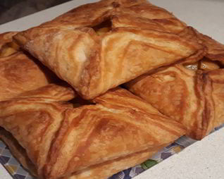 Слойки с яблоками