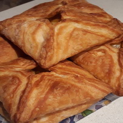 Слойки с яблоками