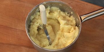 мясные сырники с зеленой сметаной